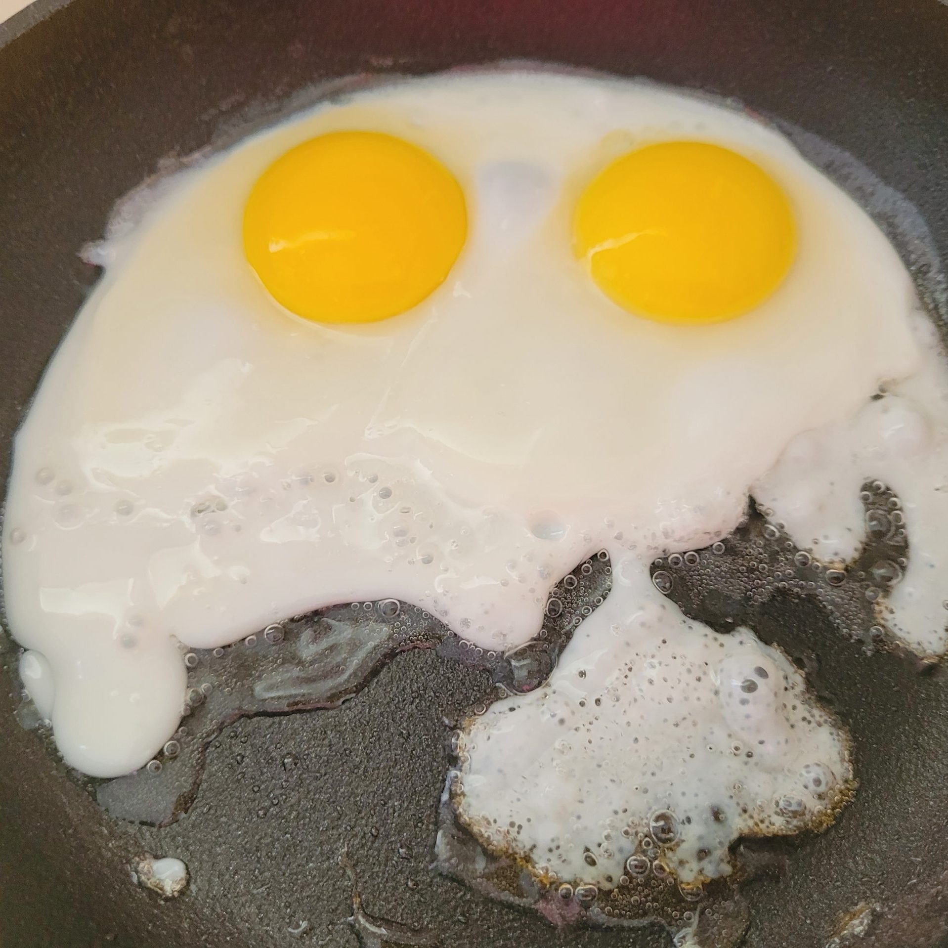 Spiegeleier-Gesicht in einer Pfanne